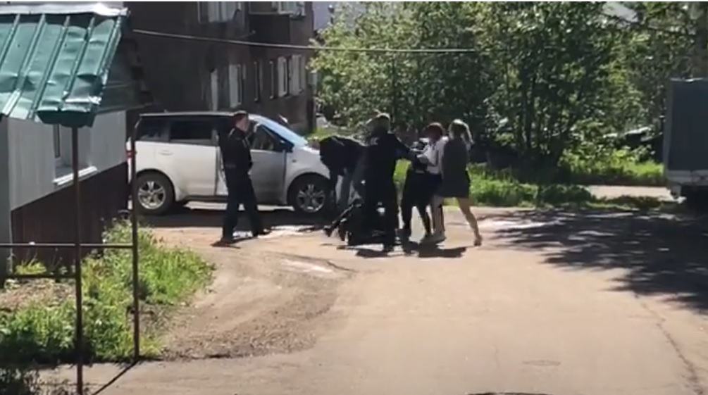 В МВД по Якутии одобряют действия полицейского, обездвижевшего пьяного пассажира. Видео