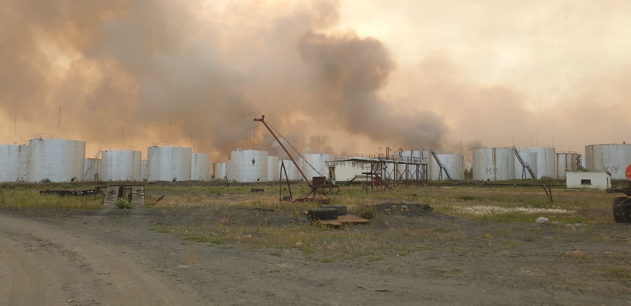 SOS! Огонь подошел к Батагайской нефтебазе