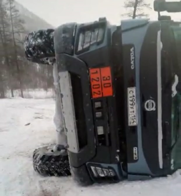 Перевернувшийся на автозимнике в Якутии заправщик уже трое суток травит природу. Видео
