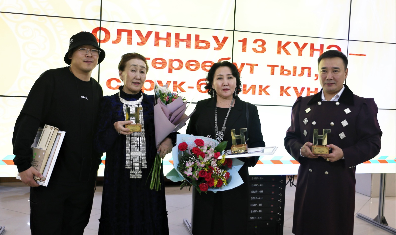 В День родного языка и письменности Якутии вручены Премии от Виктора Лебедева