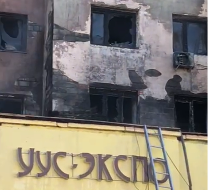 Пожар с крыши "Илин Энэра" в Якутске перекинулся на квартиры