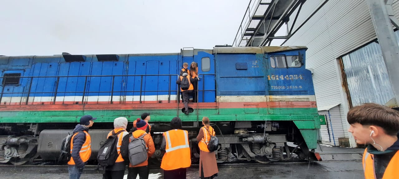 Алданские гимназисты посетили локомотивное депо АО «АК «ЖДЯ»