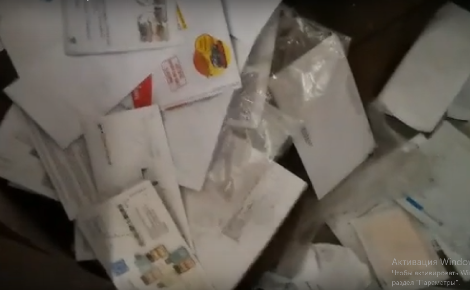 В заброшенном доме Алдана обнаружена свалка почтовых отправлений. Видео
