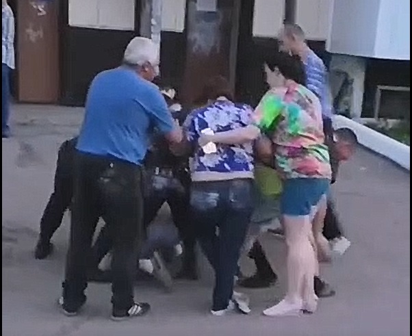 В Нерюнгри вооруженный болгаркой гражданин напал на детскую площадку