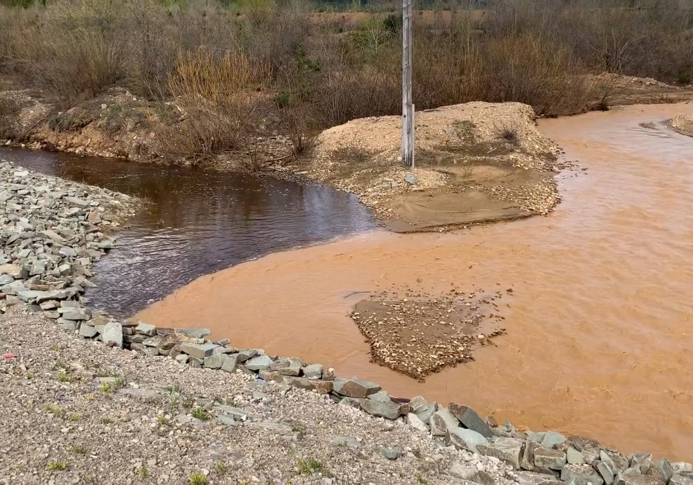 В Алданском районе по ручью побежала грязь. Видео.