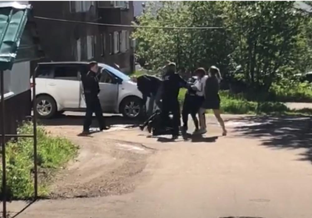 В МВД по Якутии одобряют действия полицейского, обездвижевшего пьяного пассажира. Видео