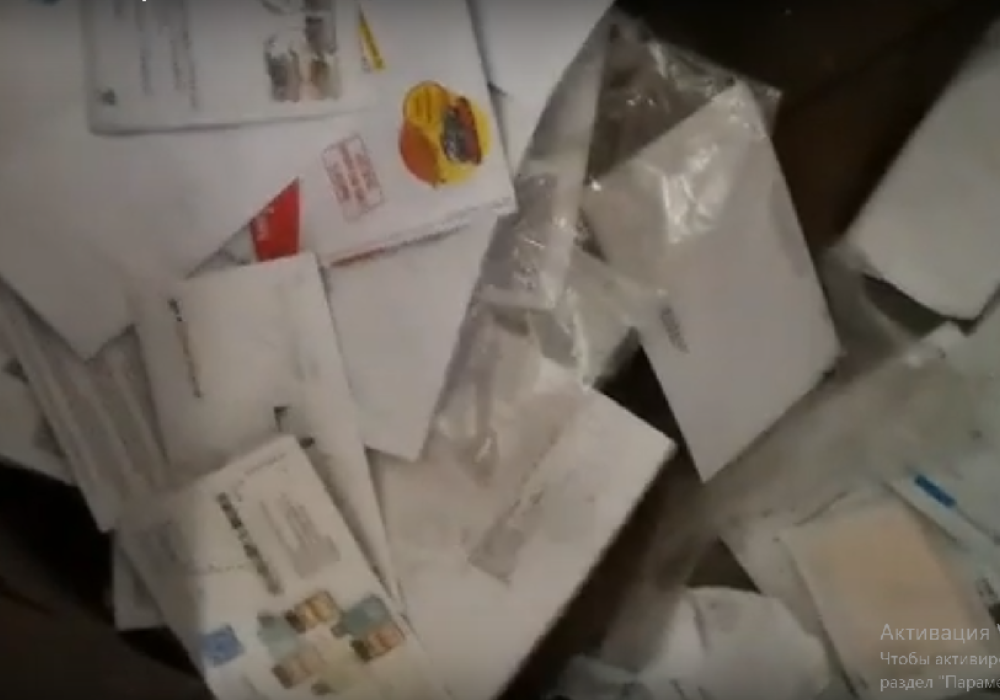 В заброшенном доме Алдана обнаружена свалка почтовых отправлений. Видео