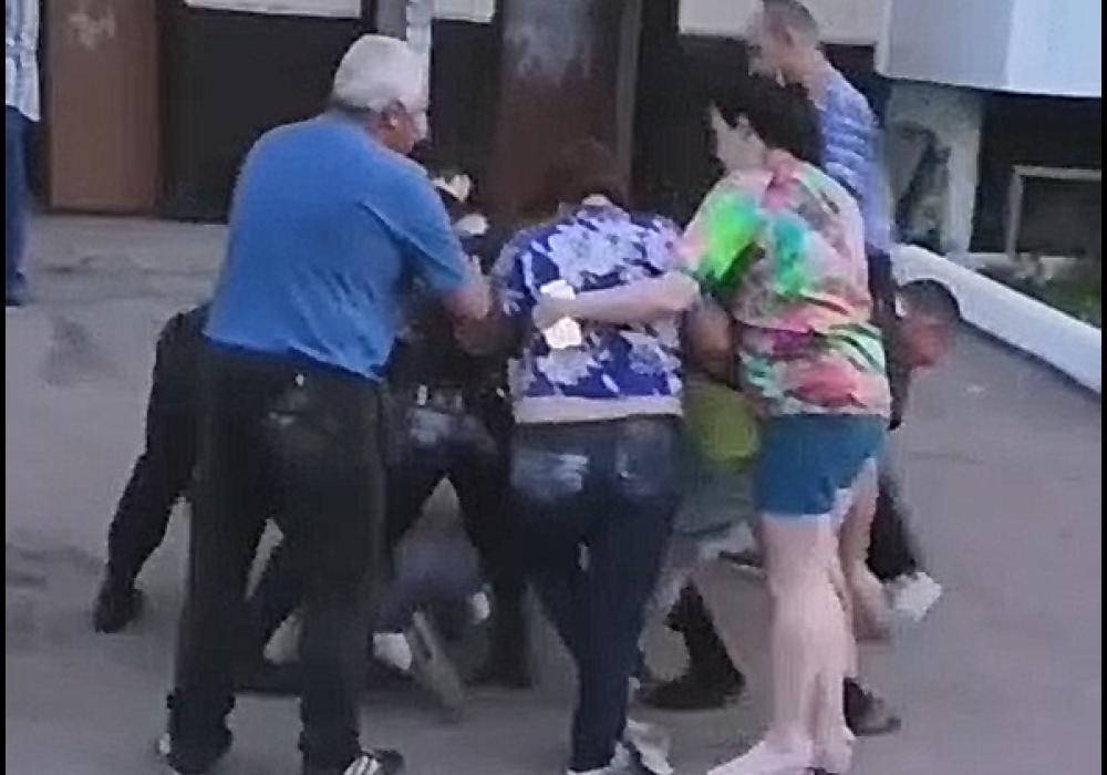 В Нерюнгри вооруженный болгаркой гражданин напал на детскую площадку